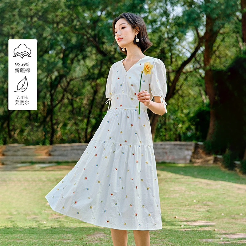 【一秒入夏】茵曼夏季茶歇莱赛尔棉重工刺绣连衣裙女法式V领裙子