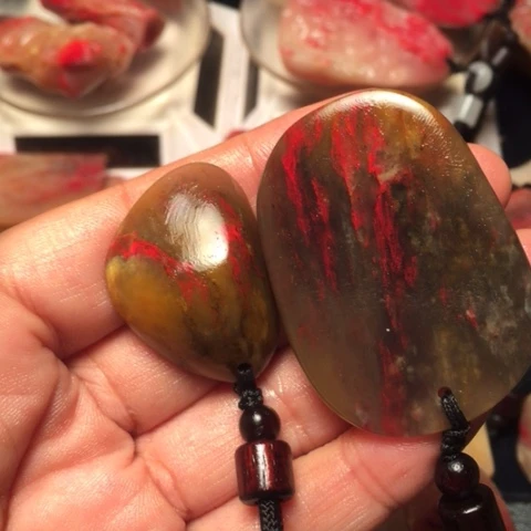 木***木中国巴林鸡血石挂件