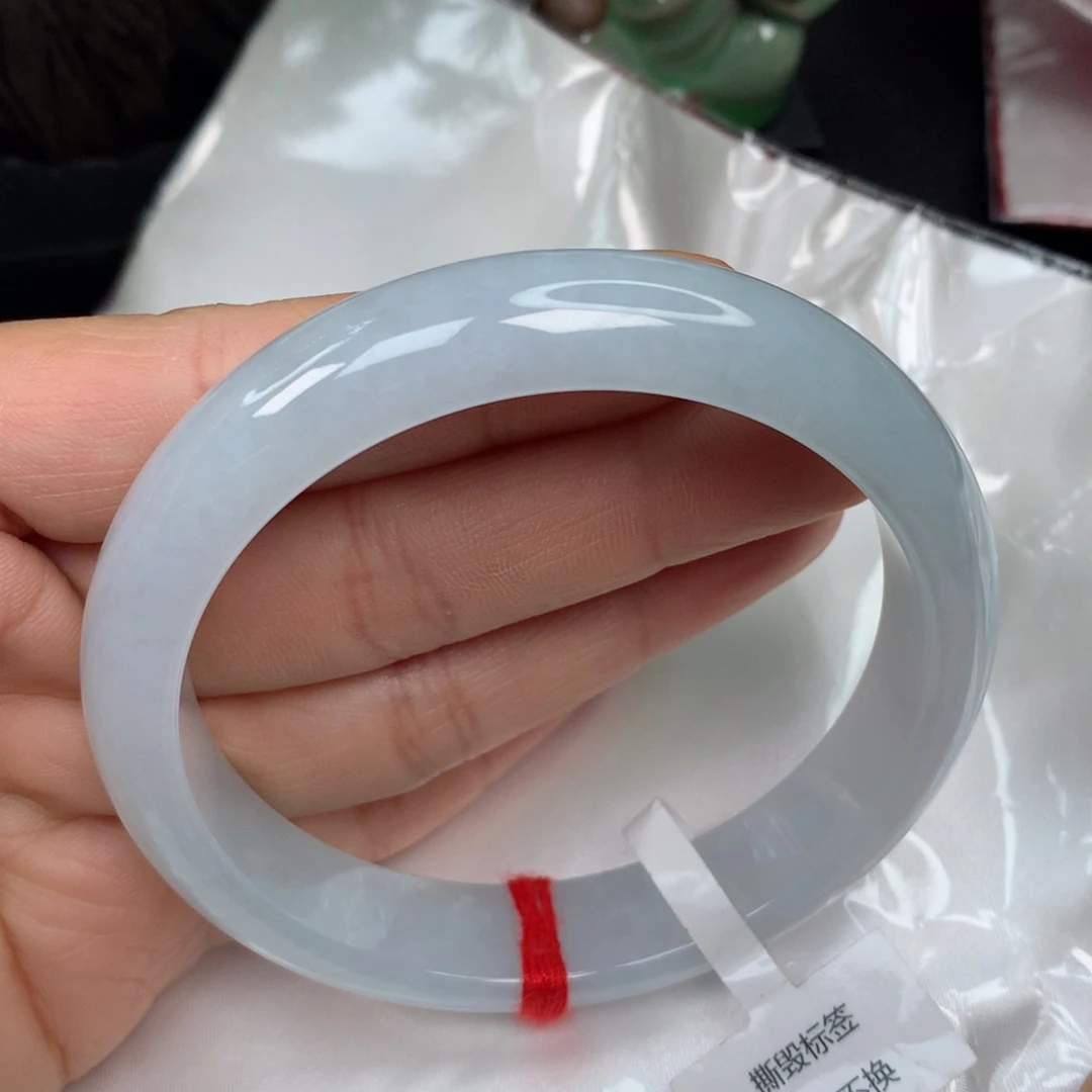 翡翠手镯未镶嵌…………