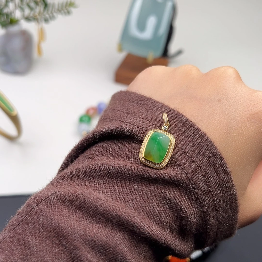 翡翠18K金镶嵌颈饰