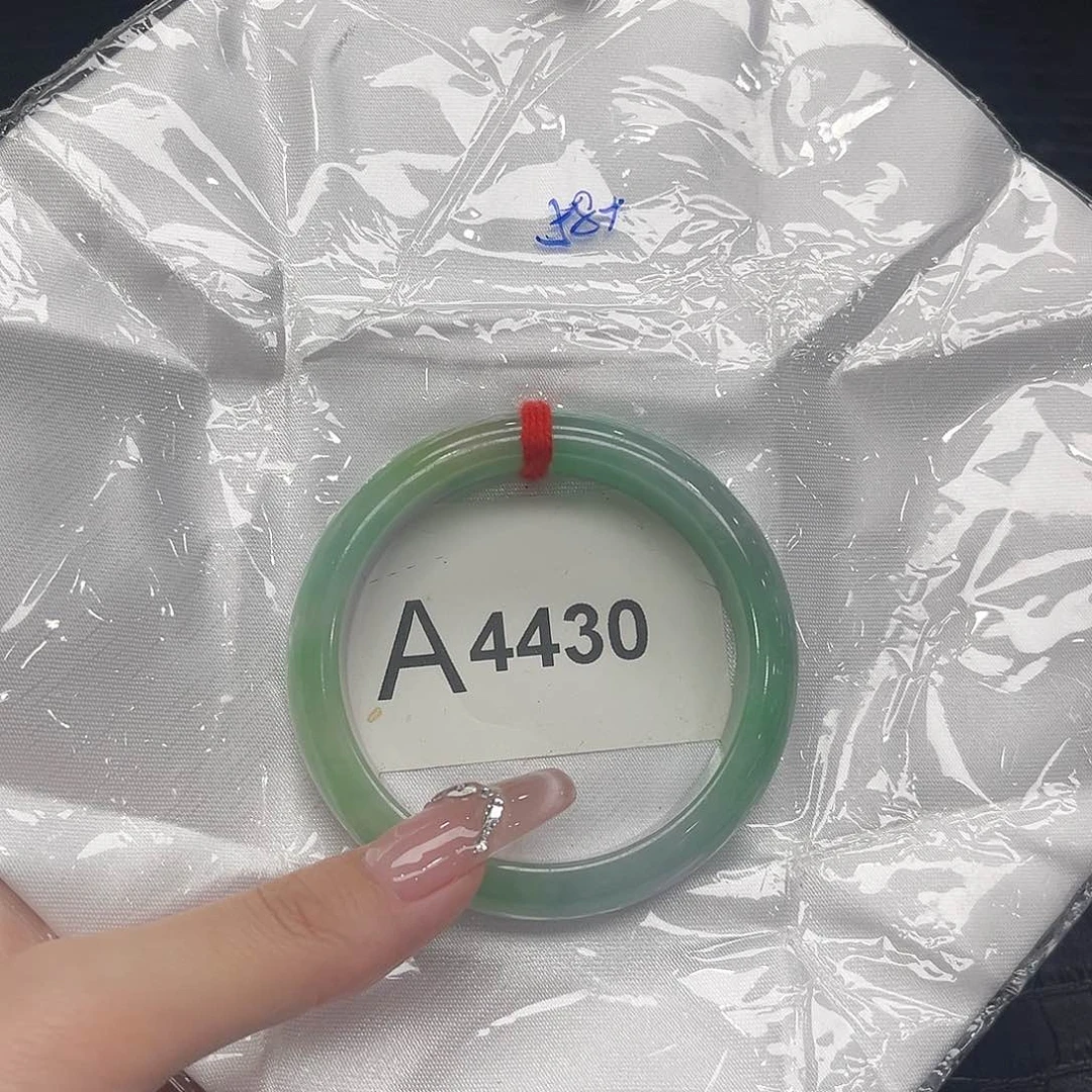 翡翠手镯未镶嵌默认瑕疵