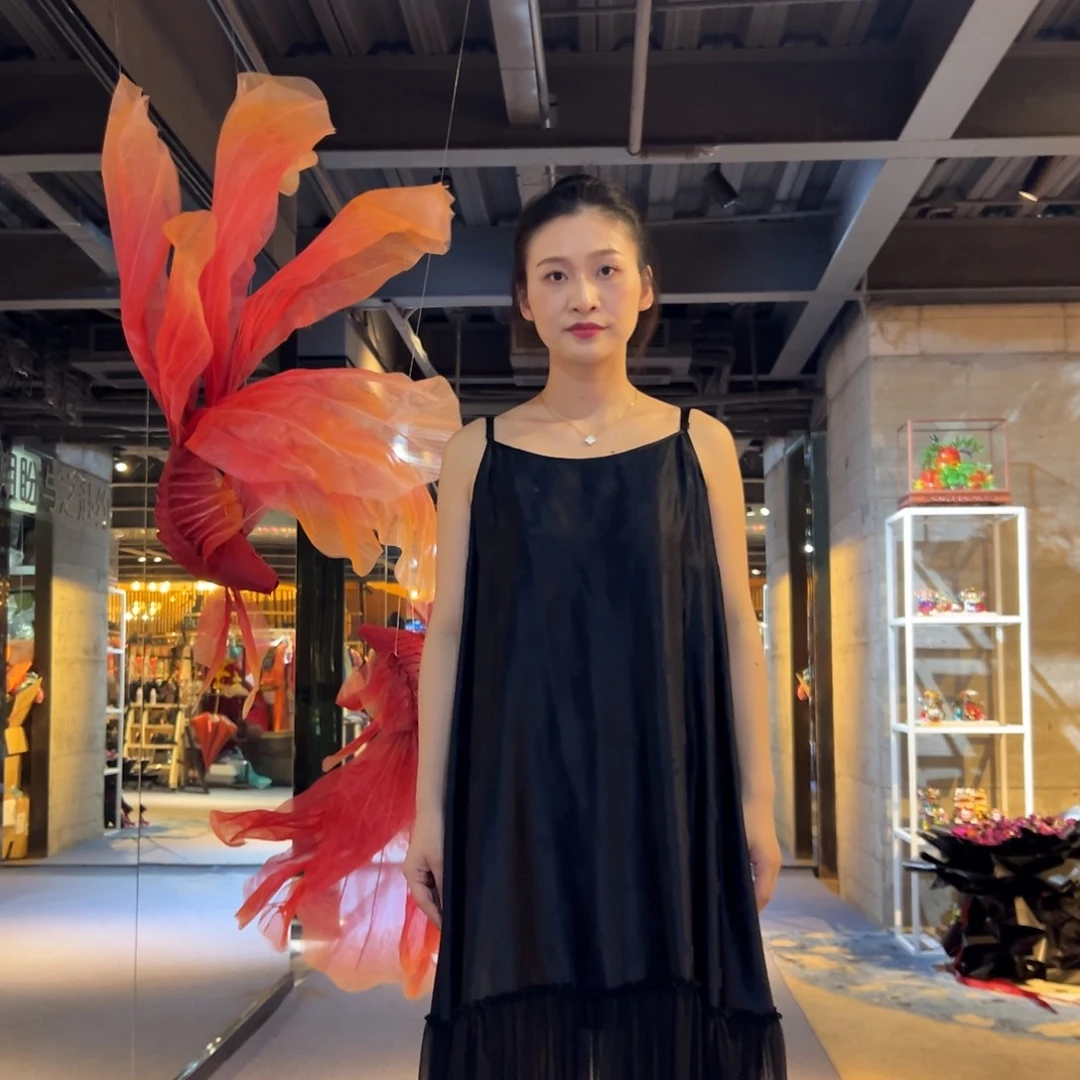 不规则裙拼纱吊带裙