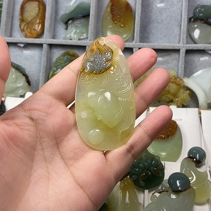个***人蛇纹石玉未镶嵌颈饰