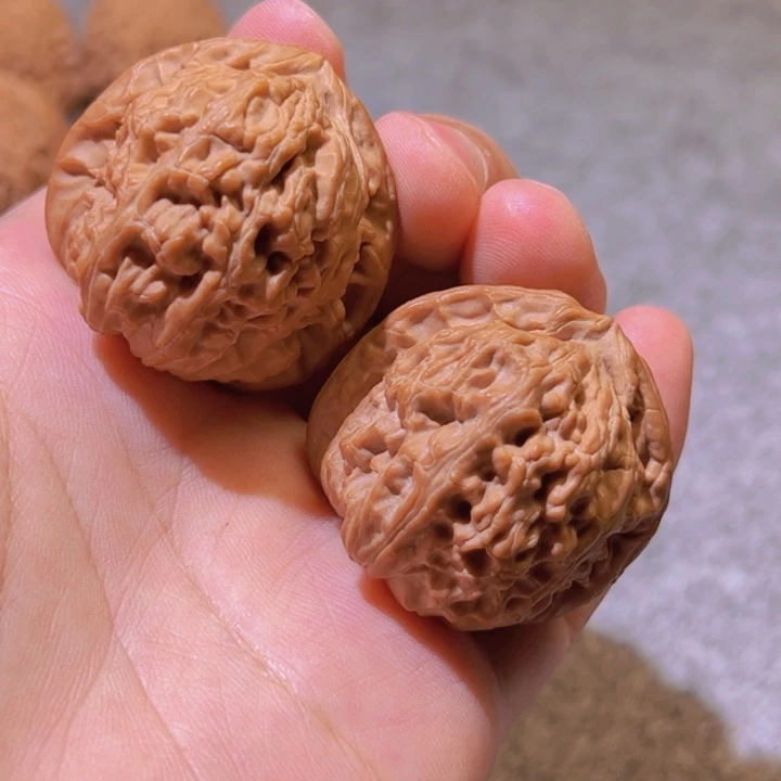 桃核把件37×40白狮子 三角白