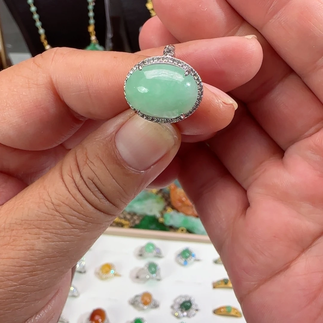 翡翠颈饰未镶嵌莲*妹仿古