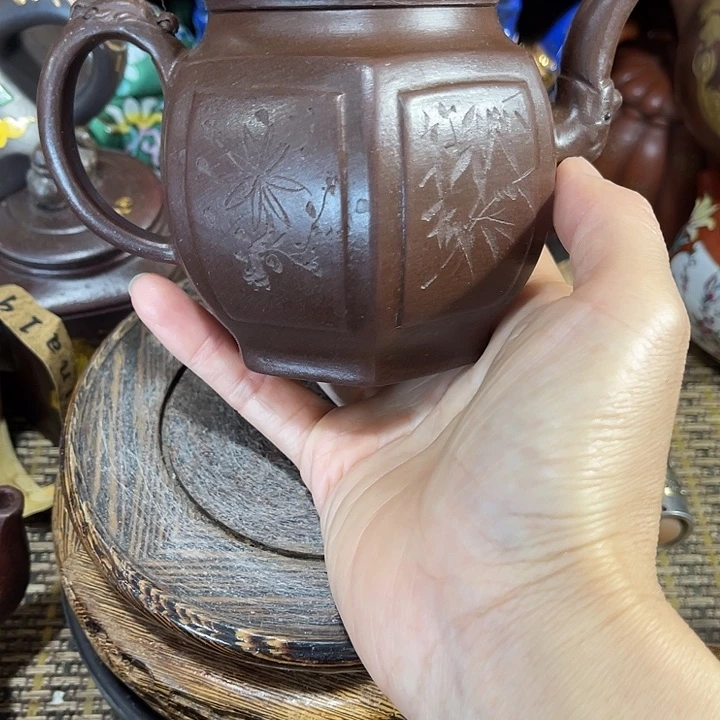 茶壶紫泥原矿泥料手工制作的一把紫砂壶。