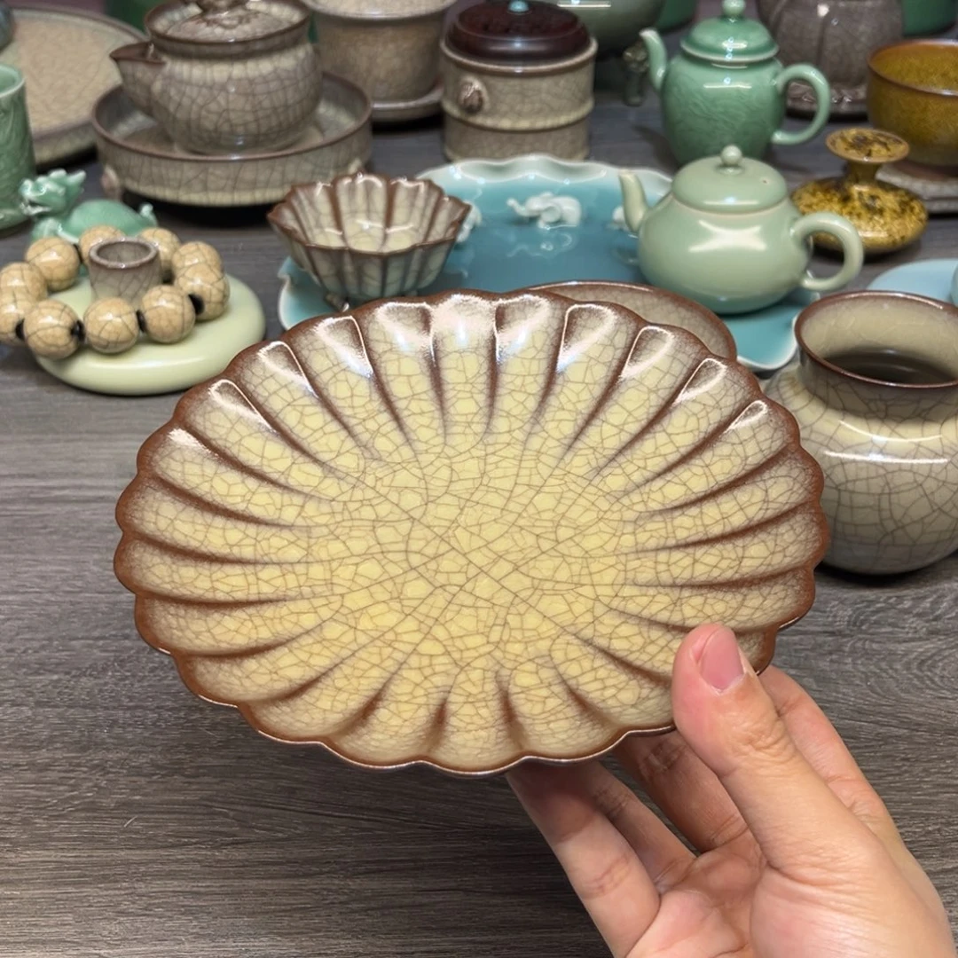 传世哥窑 菊瓣壶承