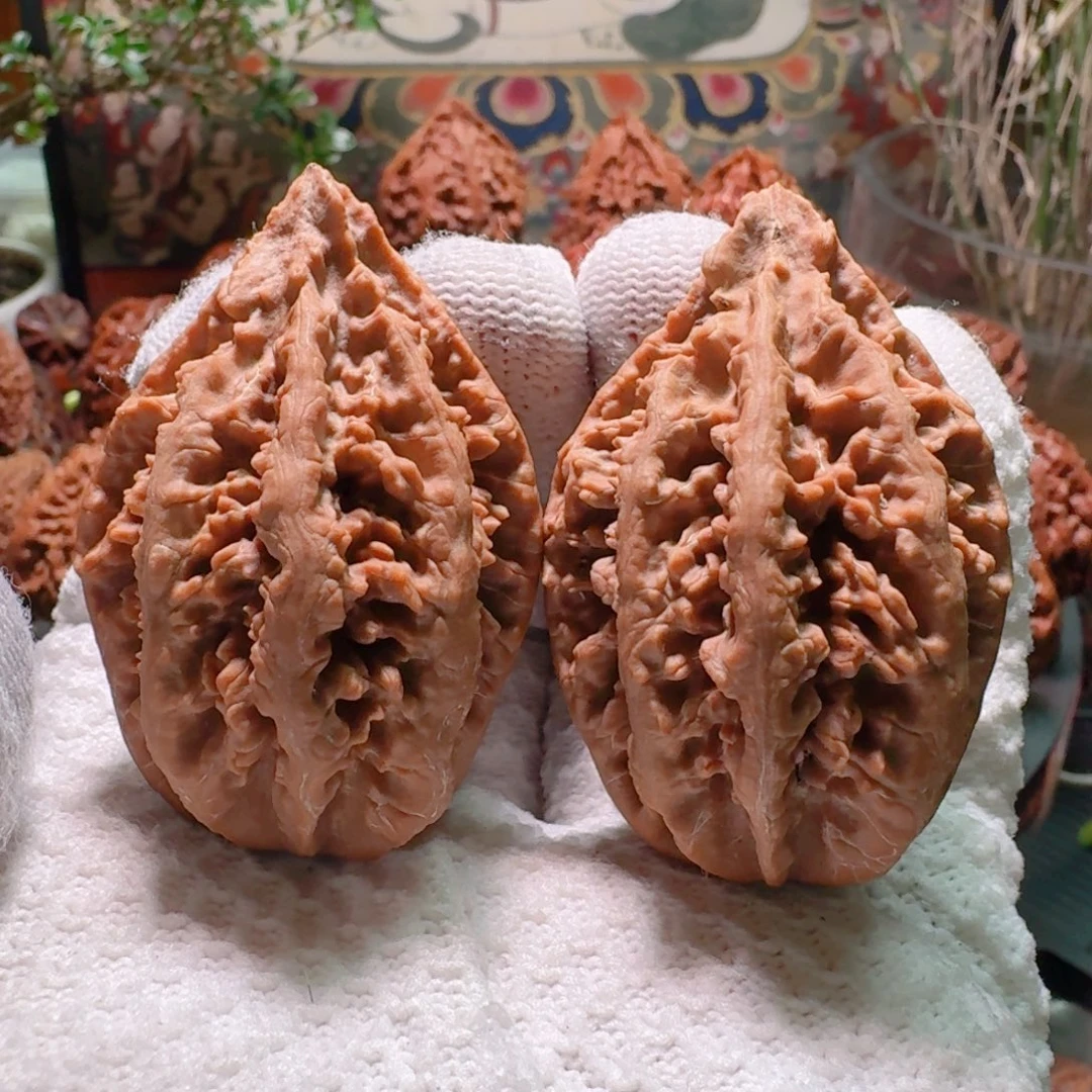 文玩核桃吊坠孔雀王