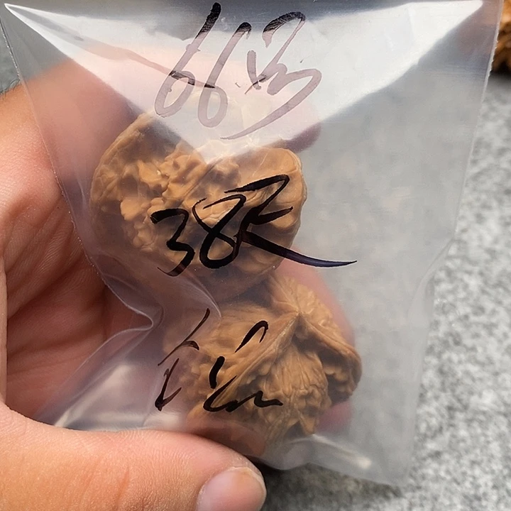 文玩核桃吊坠三棱