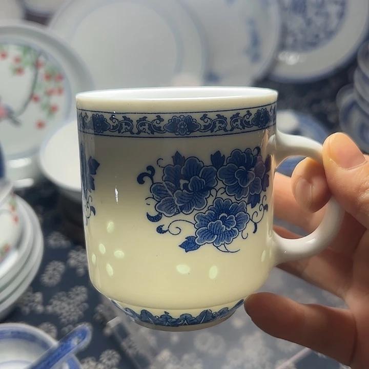 青花玲珑牡丹茶杯300毫升，微瑕