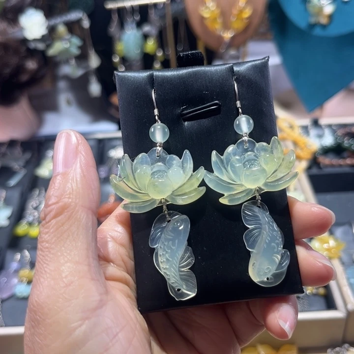 蛇纹石玉未镶嵌耳饰