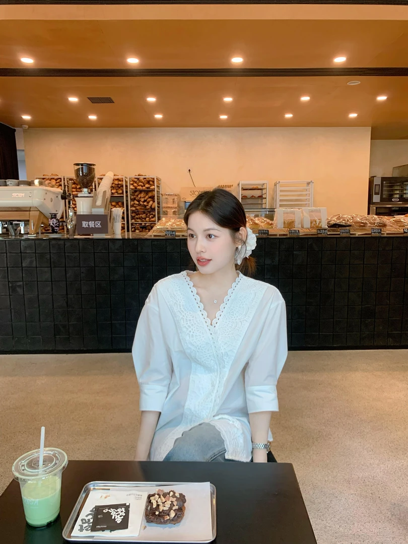 法式蕾丝镂空设计感V领衬衫2025夏季新款时髦衬衣复古牛仔裤套装