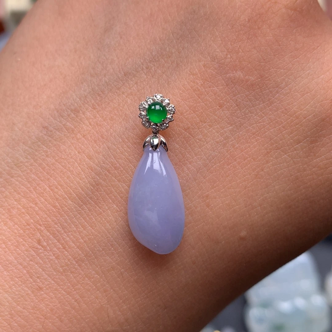 颈饰18K金镶嵌翡翠紫色随形