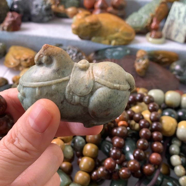 未镶嵌岫岩河磨玉（透闪石质玉）把件