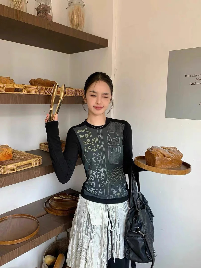 深圳MMOUHUO新款复古可爱手绘线条猫咪印花修身拼色T恤