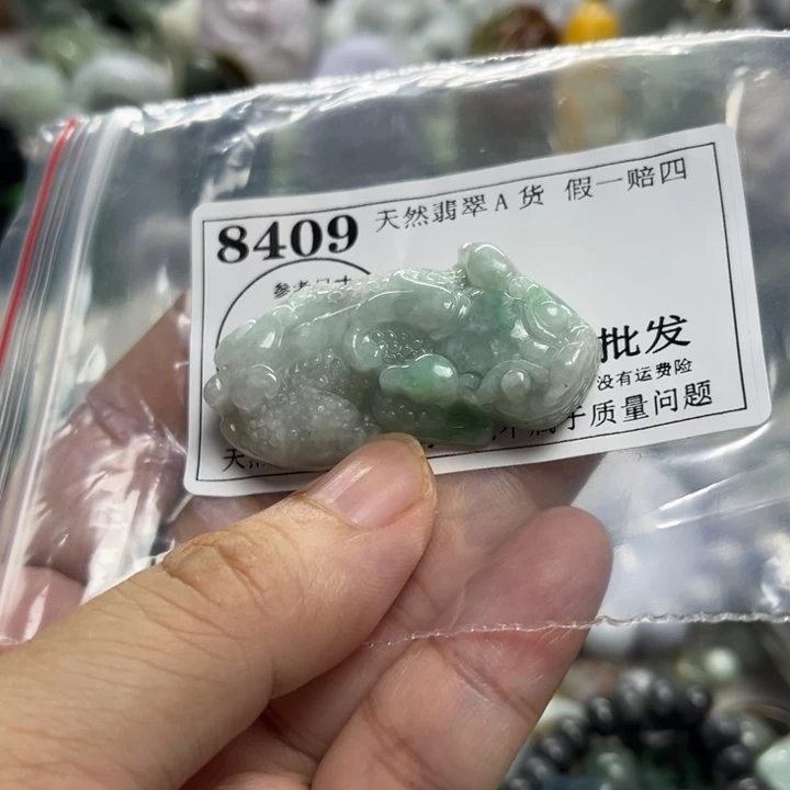 翡翠未镶嵌颈饰8409