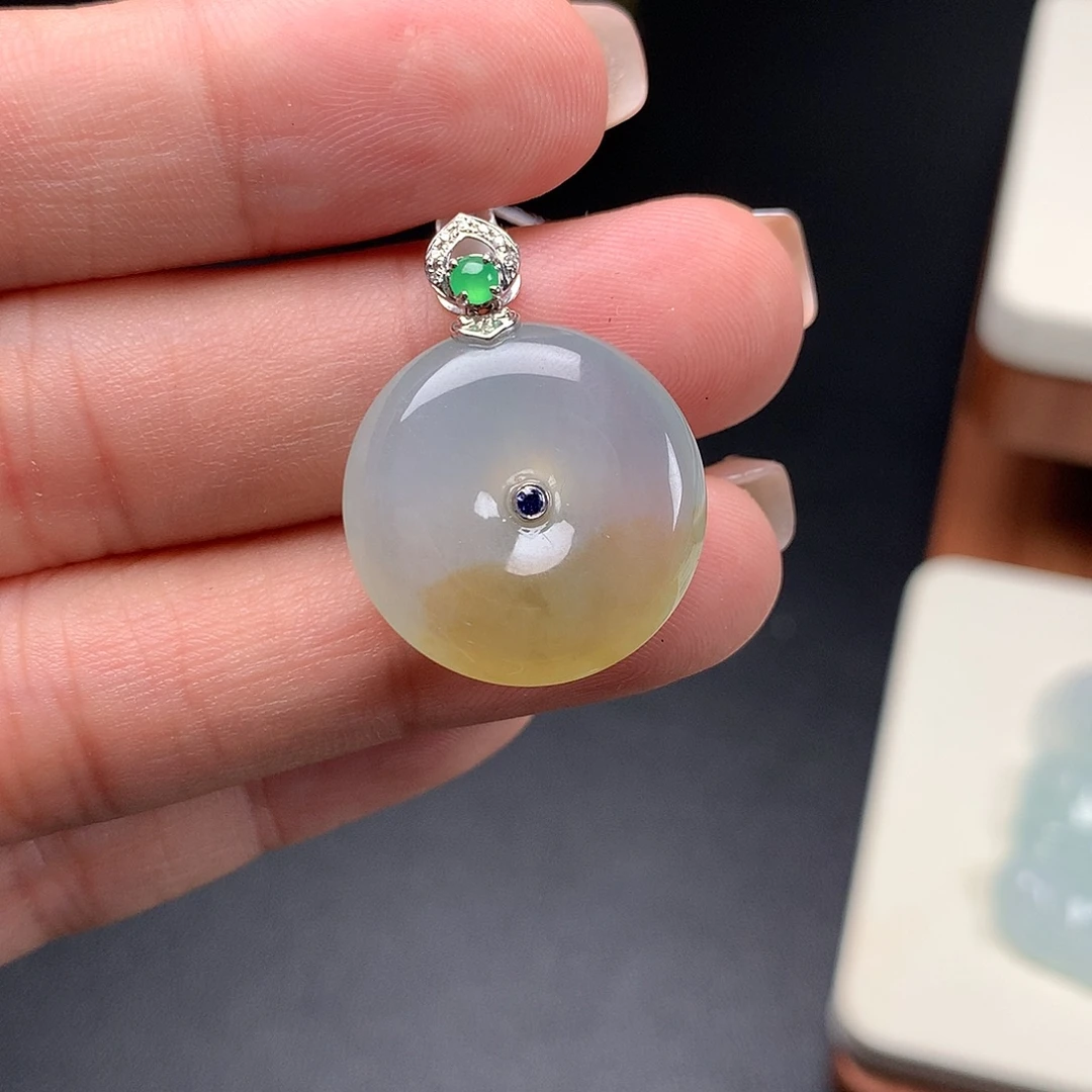 翡翠18K金镶嵌颈饰平安扣