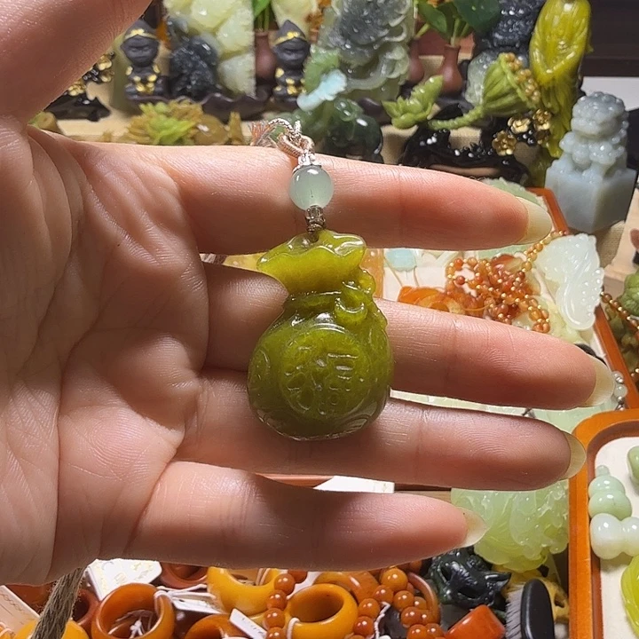 蛇纹石玉未镶嵌颈饰