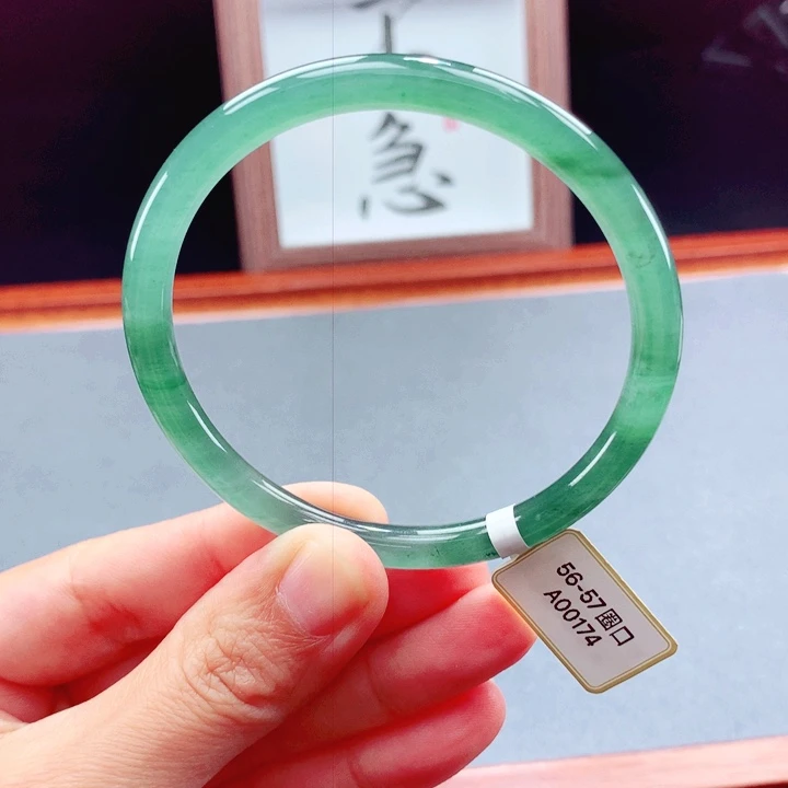 未镶嵌手镯翡翠圆镯