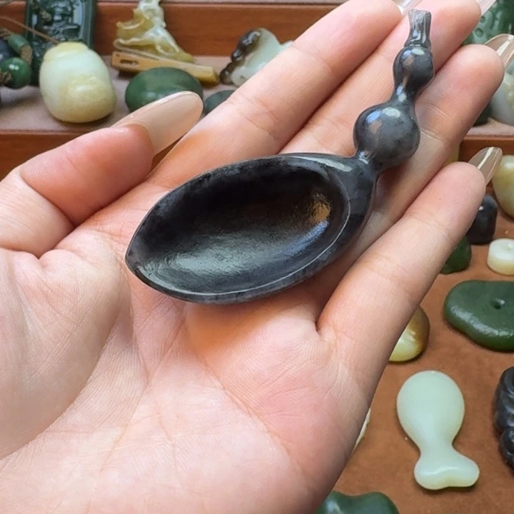 甜****和田玉未镶嵌颈饰