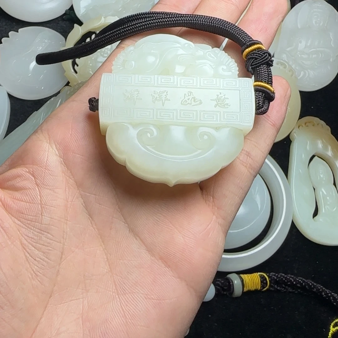 和田玉未镶嵌把件