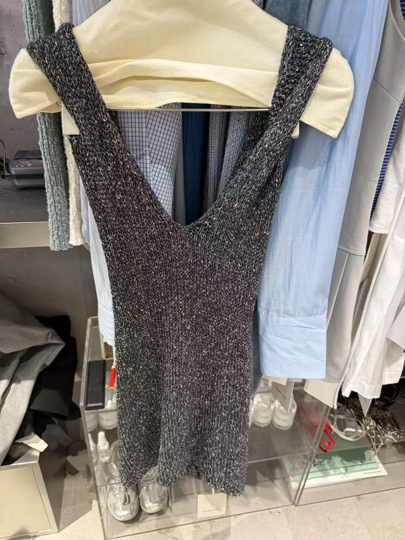 有点杂色感觉的修身款深灰色针织背心