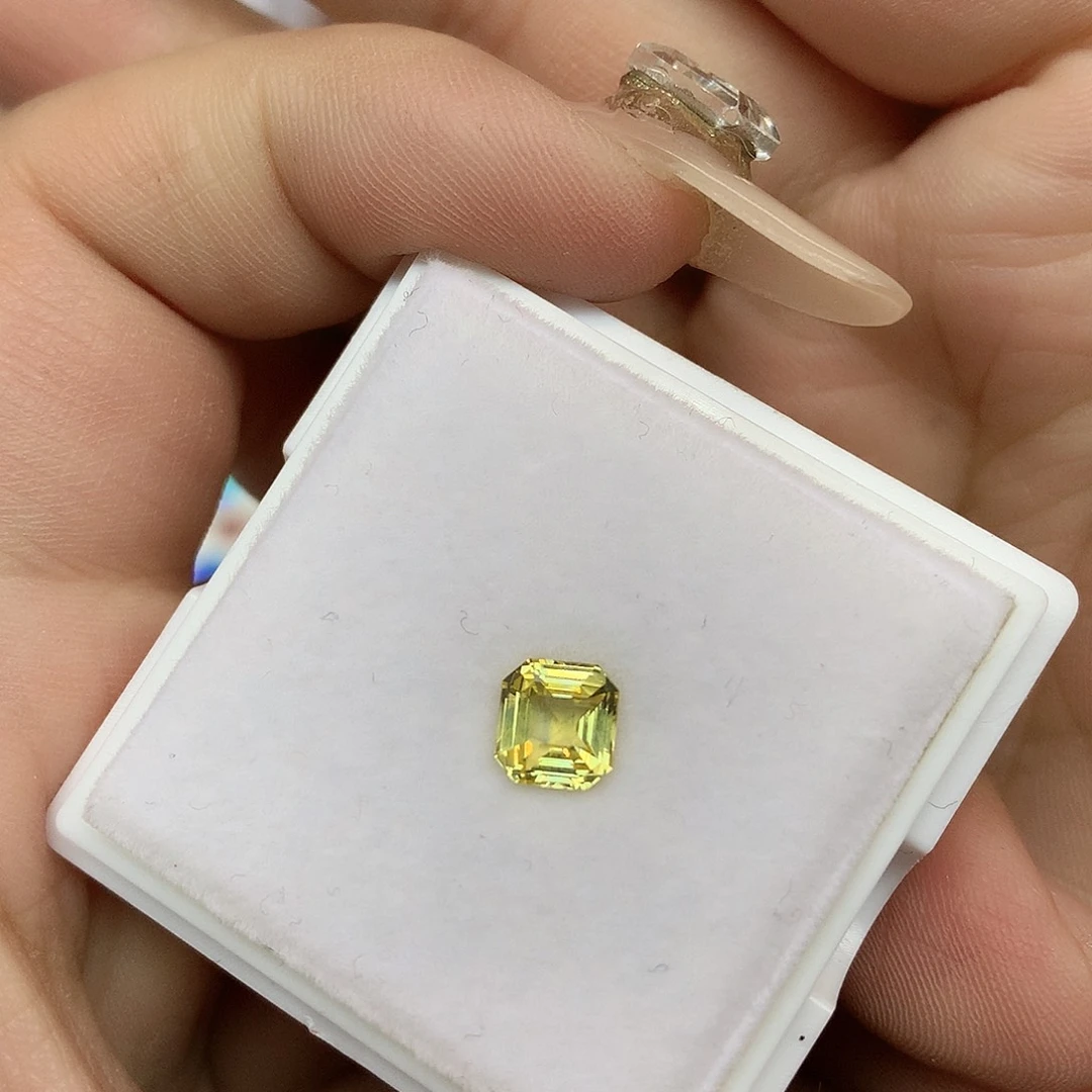 蓝宝石裸石未镶嵌天然无烧黄蓝宝裸石带大证