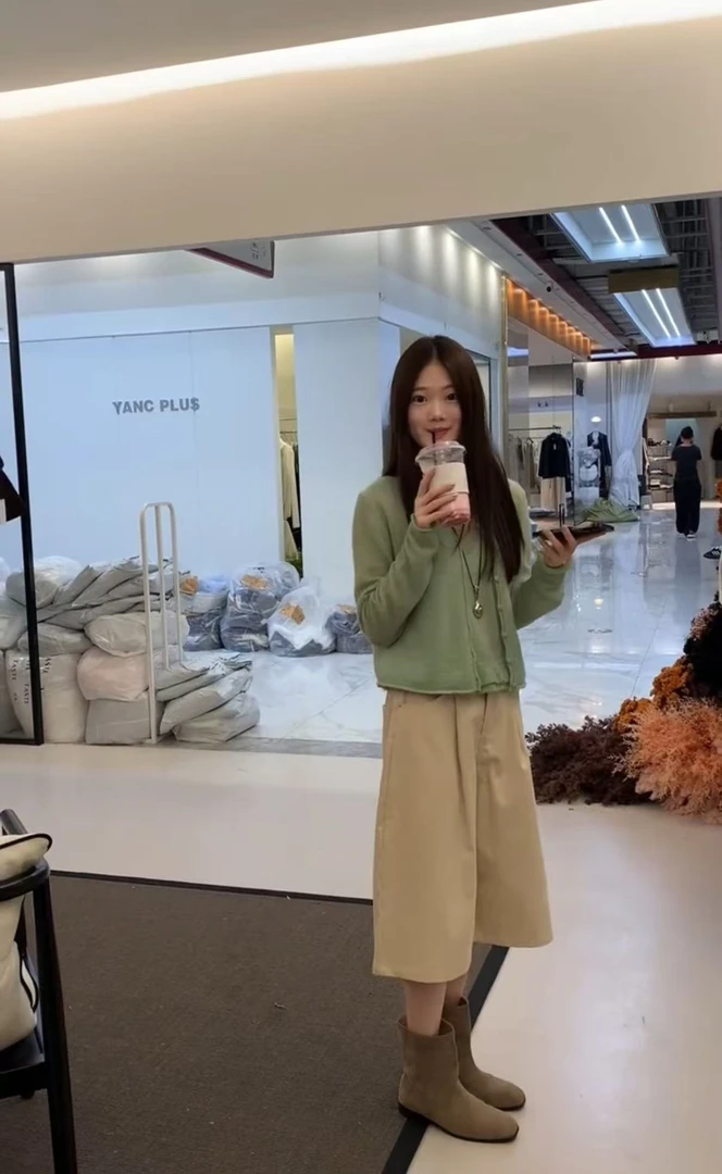 2025秋季一整套ootd时尚穿搭绿色毛针织开衫外套七分休闲裤套装女