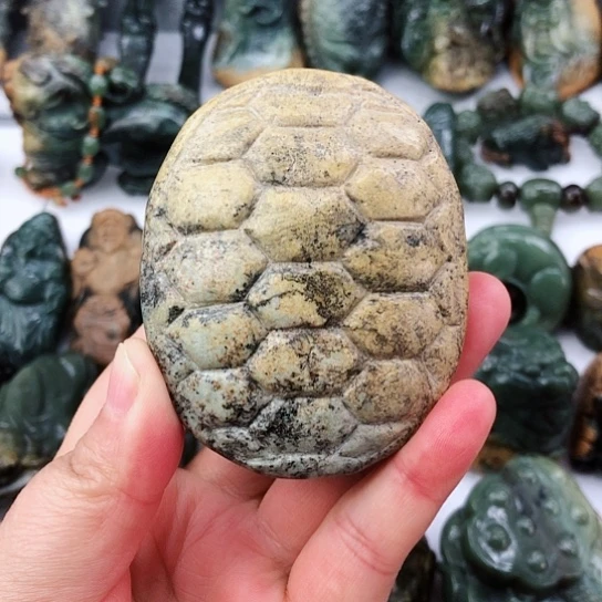 未镶嵌岫岩河磨玉（透闪石质玉）把件
