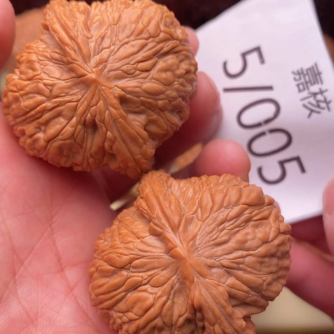 用***4文玩核桃把件42绣球。