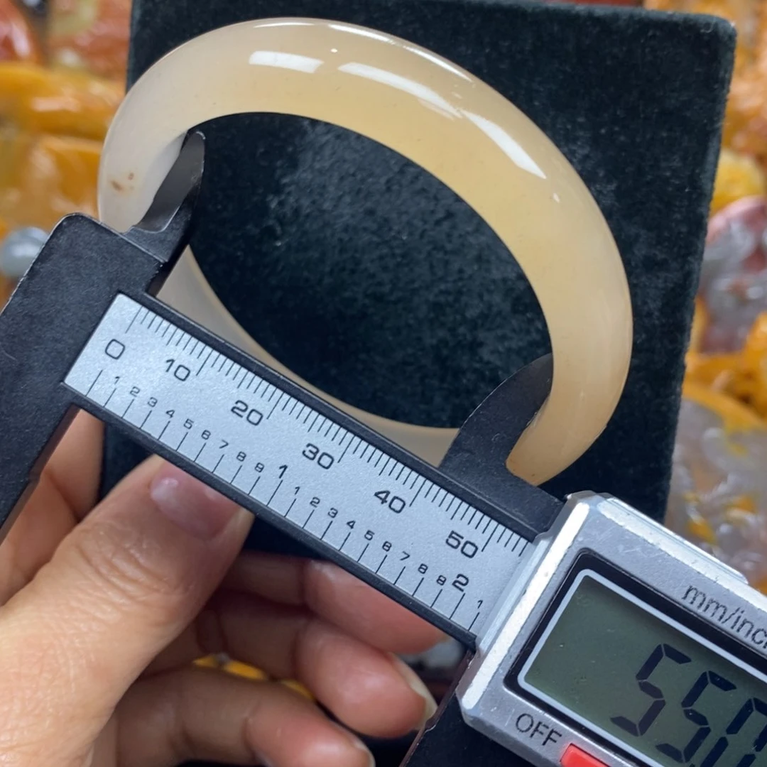 未镶嵌石英质玉（黄龙玉）颈饰