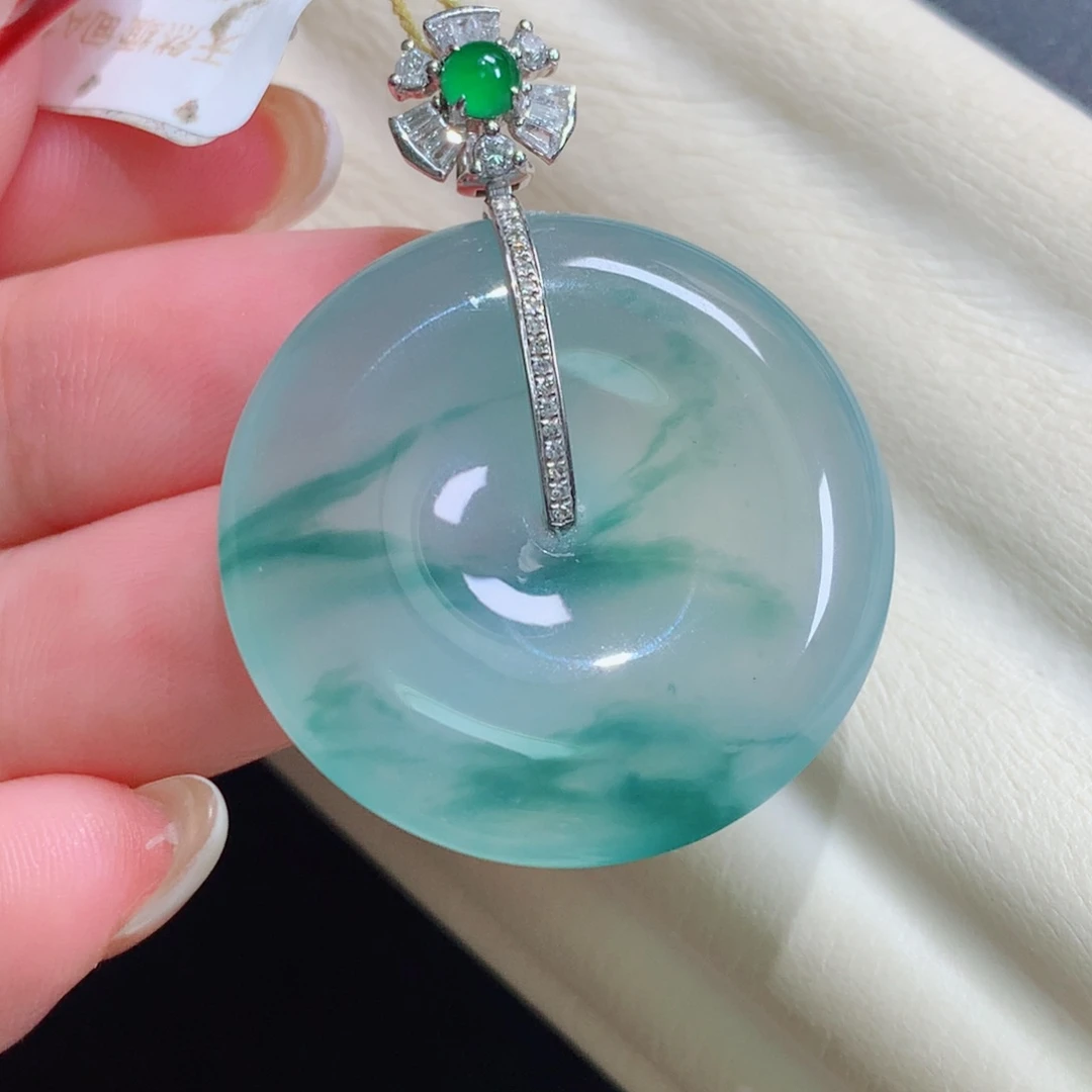 峰****翡翠18K金镶嵌颈饰扣子