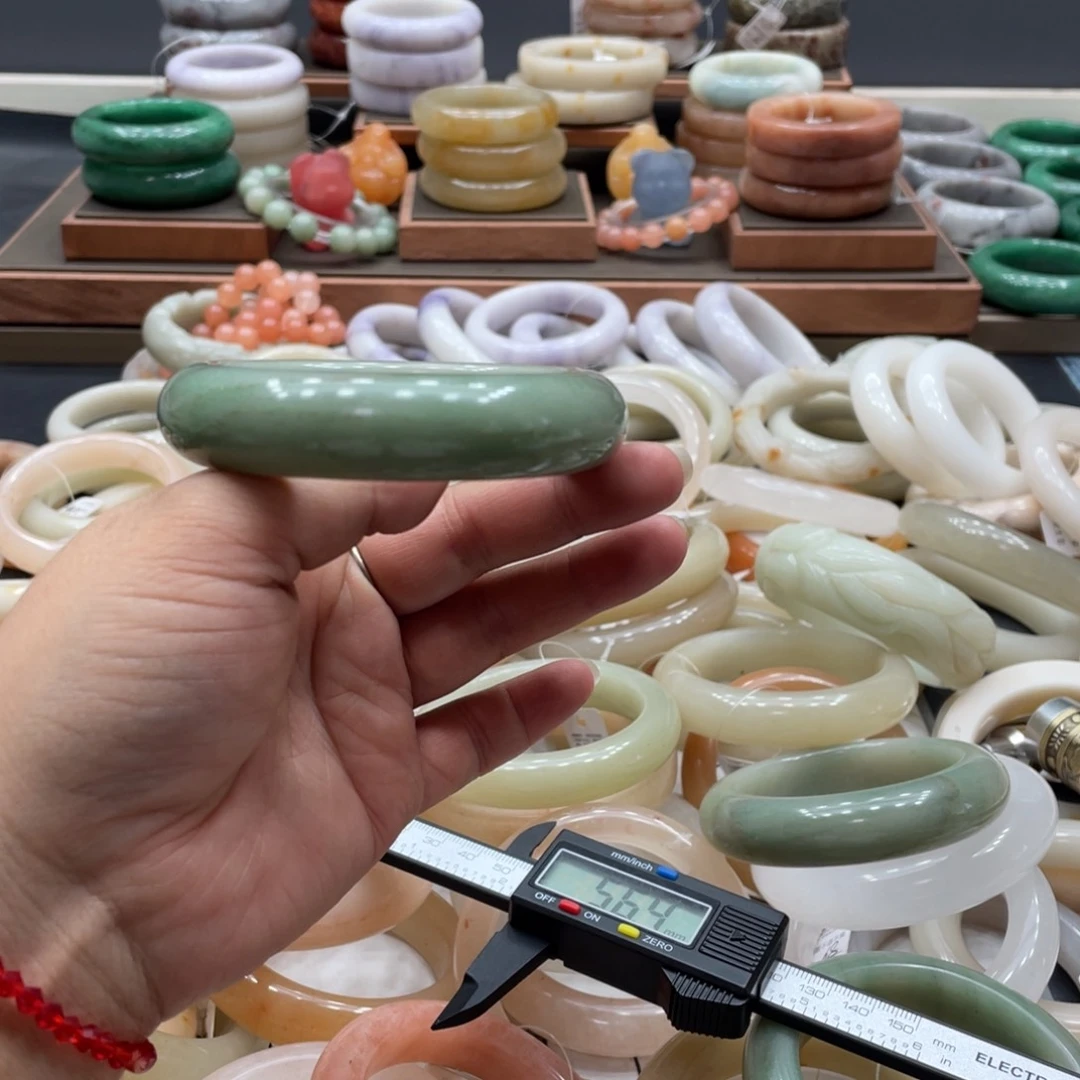 饕***餮石英质玉手镯未镶嵌