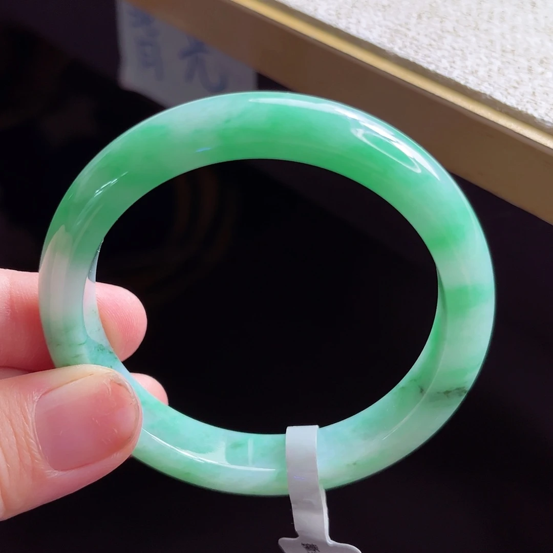 翡翠手镯未镶嵌手镯