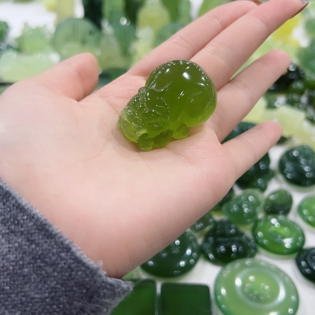 七***钟蛇纹石玉未镶嵌貔貅吊坠