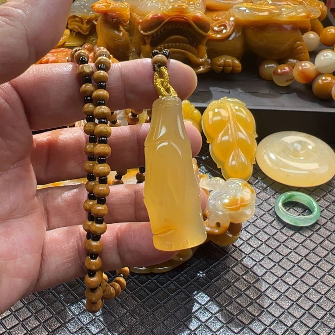 颈饰未镶嵌石英质玉
