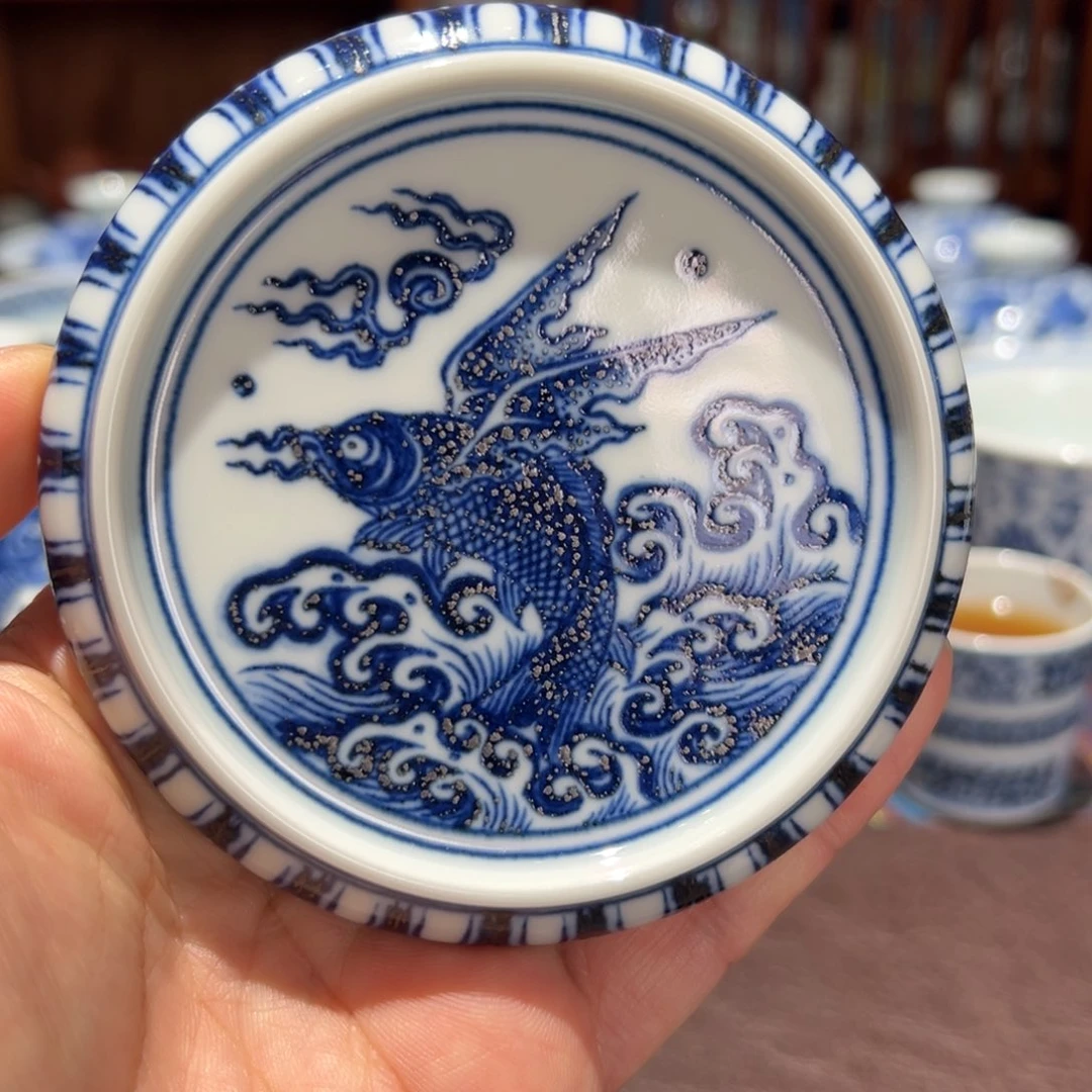 杯青花海水鱼盖置面径7.6厘米