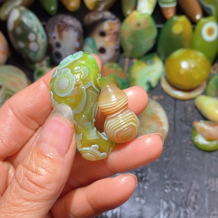 石英质玉颈饰未镶嵌小*萧