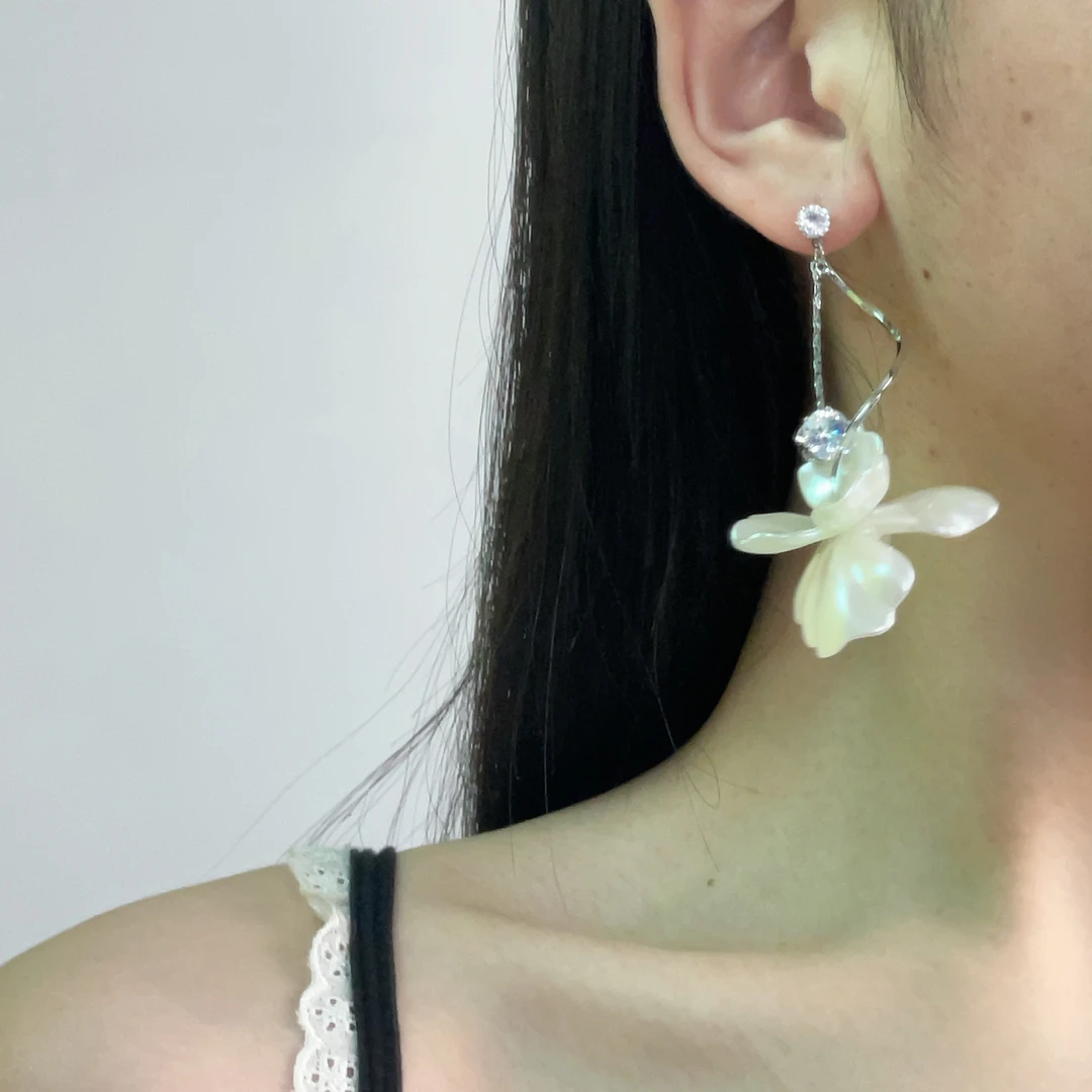合金仿水晶耳饰 2555法式复古白色花瓣流苏耳钉女超仙温柔气质