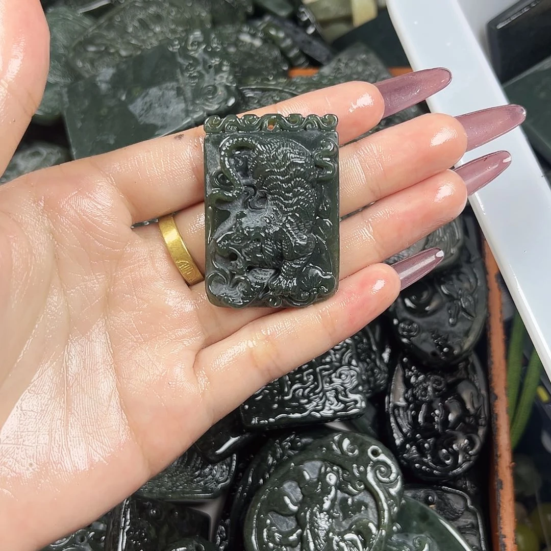 未镶嵌手镯和田玉（糖玉）带****人