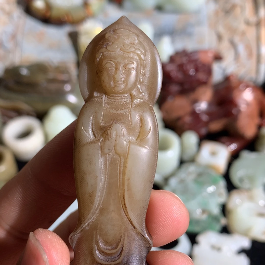 慎***言透闪石质玉未镶嵌颈饰