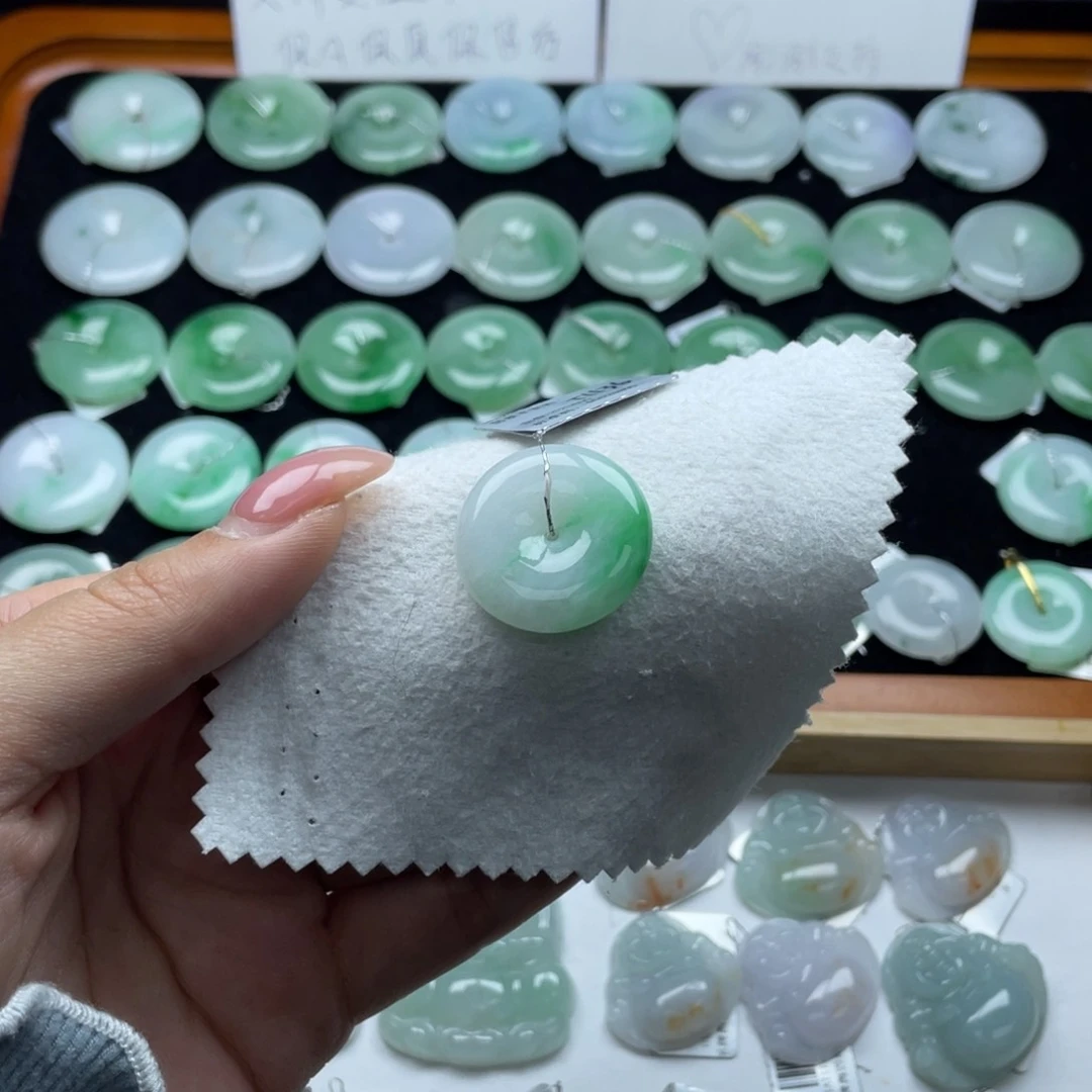 翡翠颈饰未镶嵌平安扣