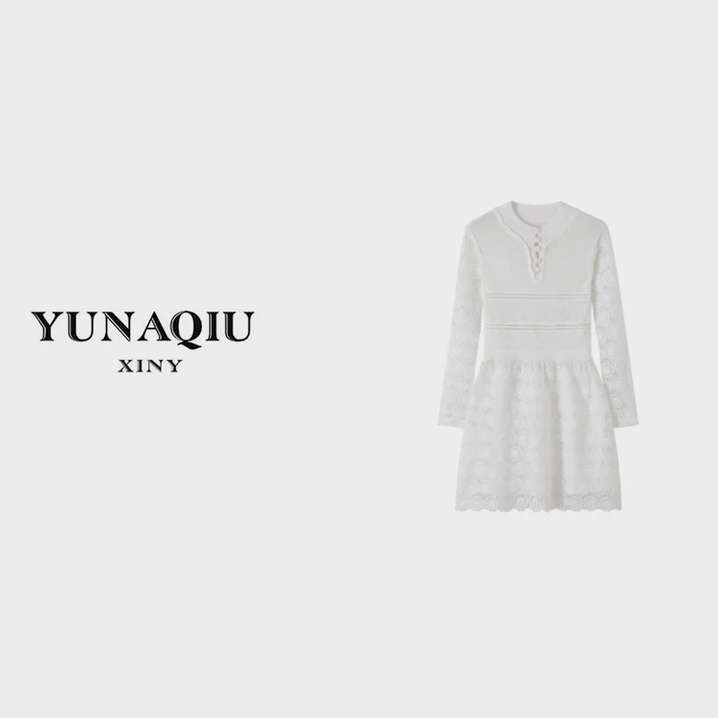 YUNAQIU时尚白色气质夏季V领花苞针织中长款收腰长袖连衣裙-8118