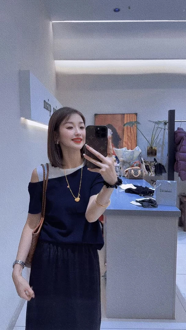 倩倩家露家设计上衣