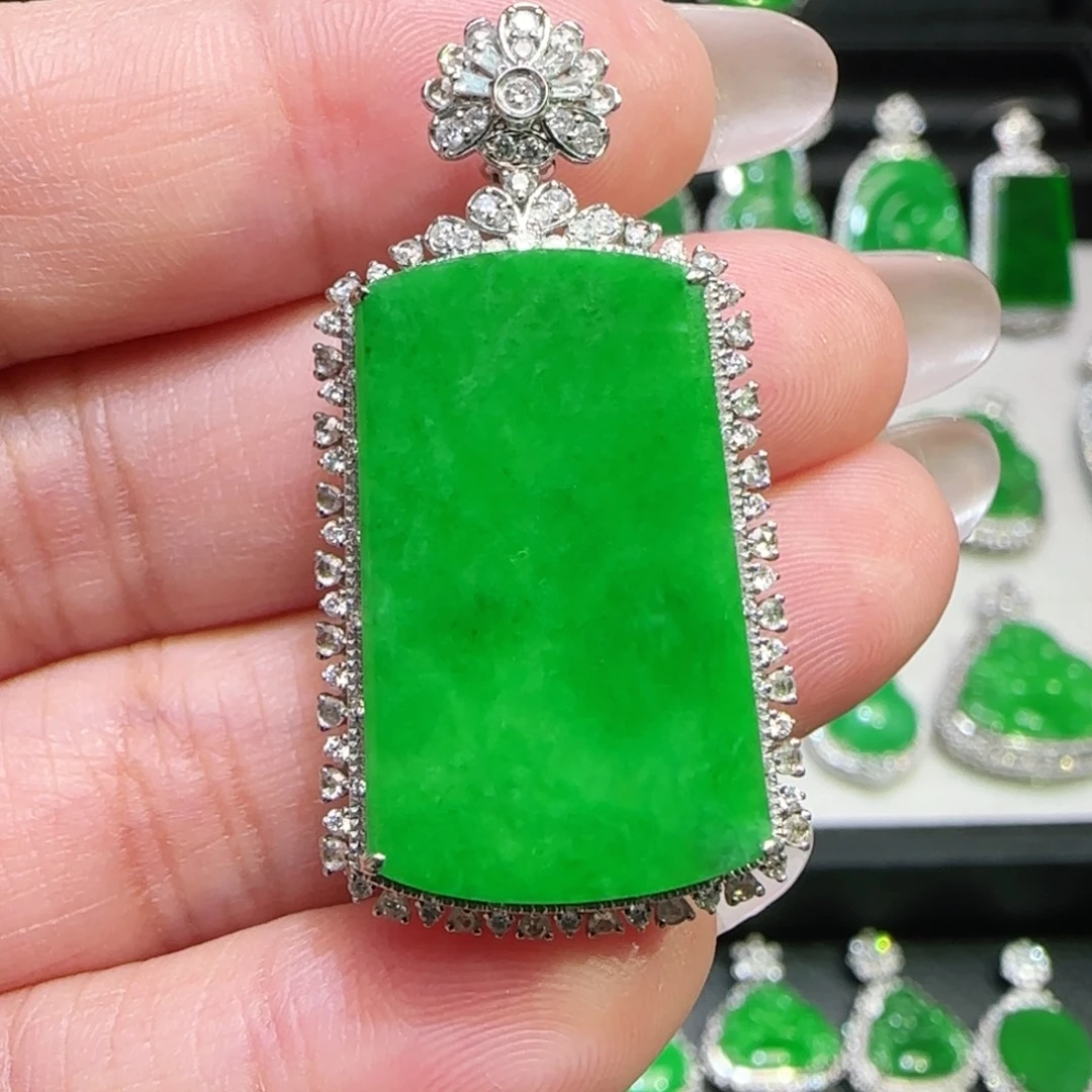 翡翠18K金镶嵌颈饰吊坠