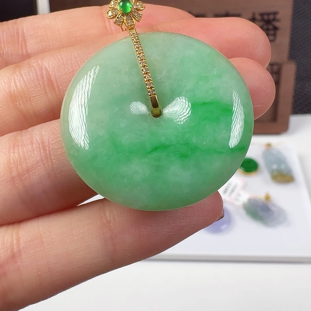 翡翠18K金镶嵌颈饰