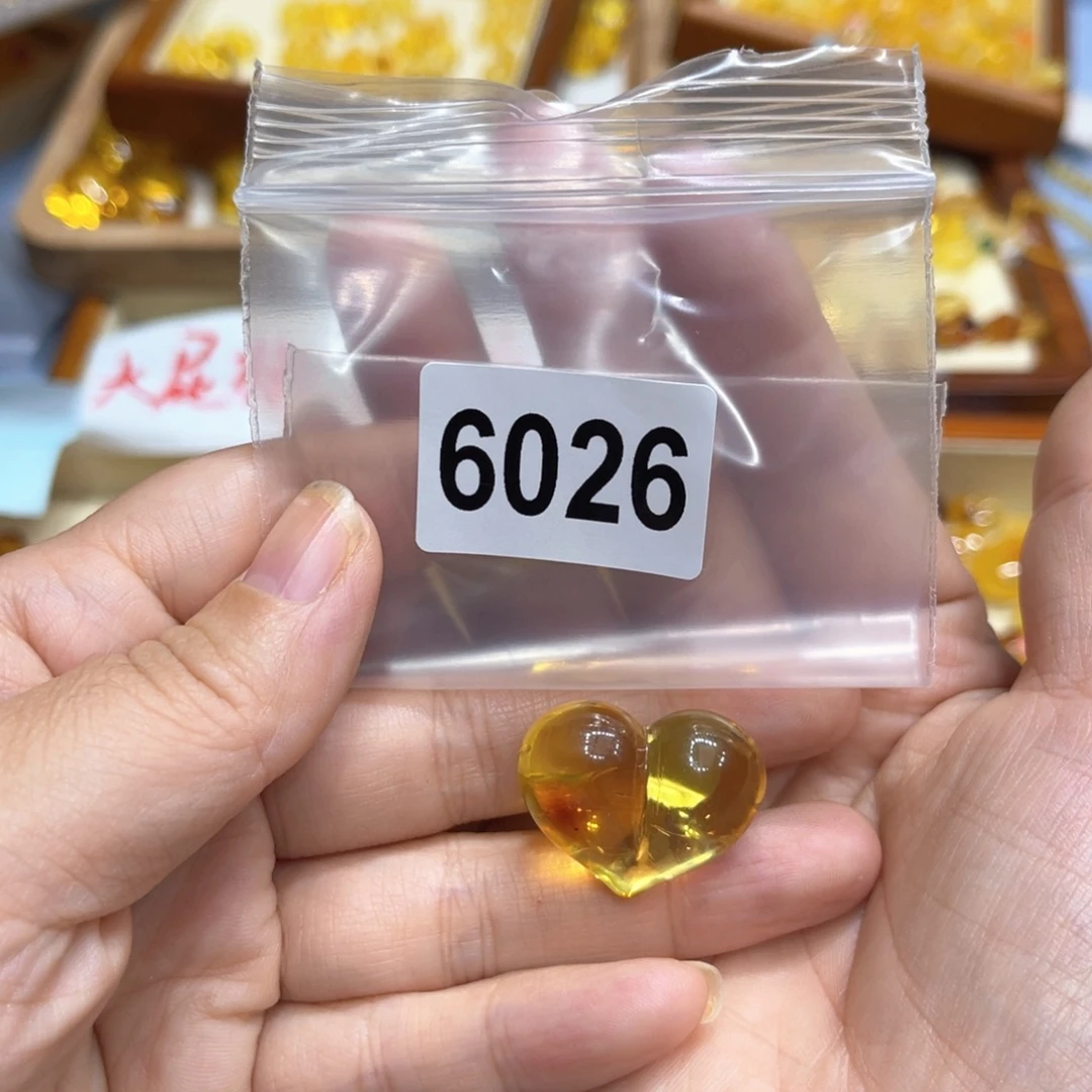 橙***宝未镶嵌琥珀珠宝奇石