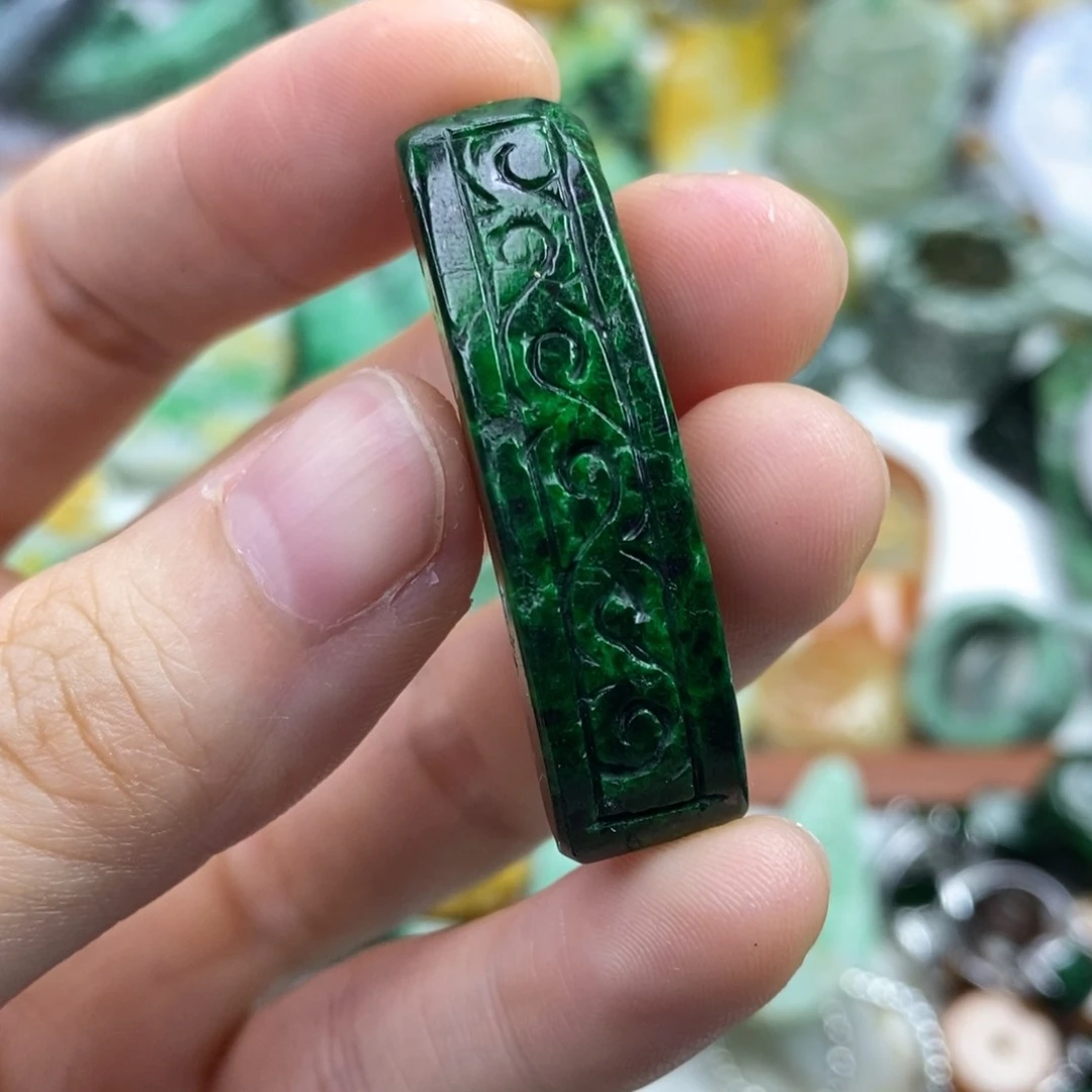 翡翠未镶嵌颈饰许****享
