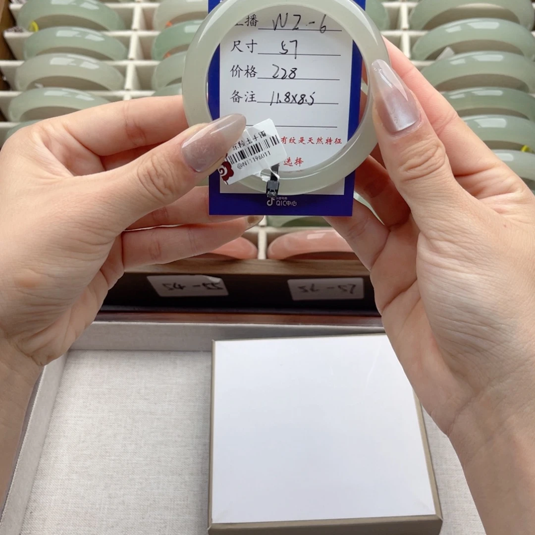 小***吱东陵石未镶嵌手镯