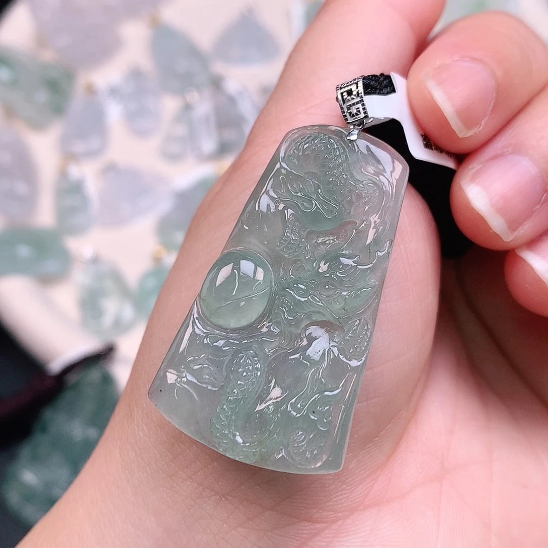 翡翠颈饰18K金镶嵌冰晴龙牌